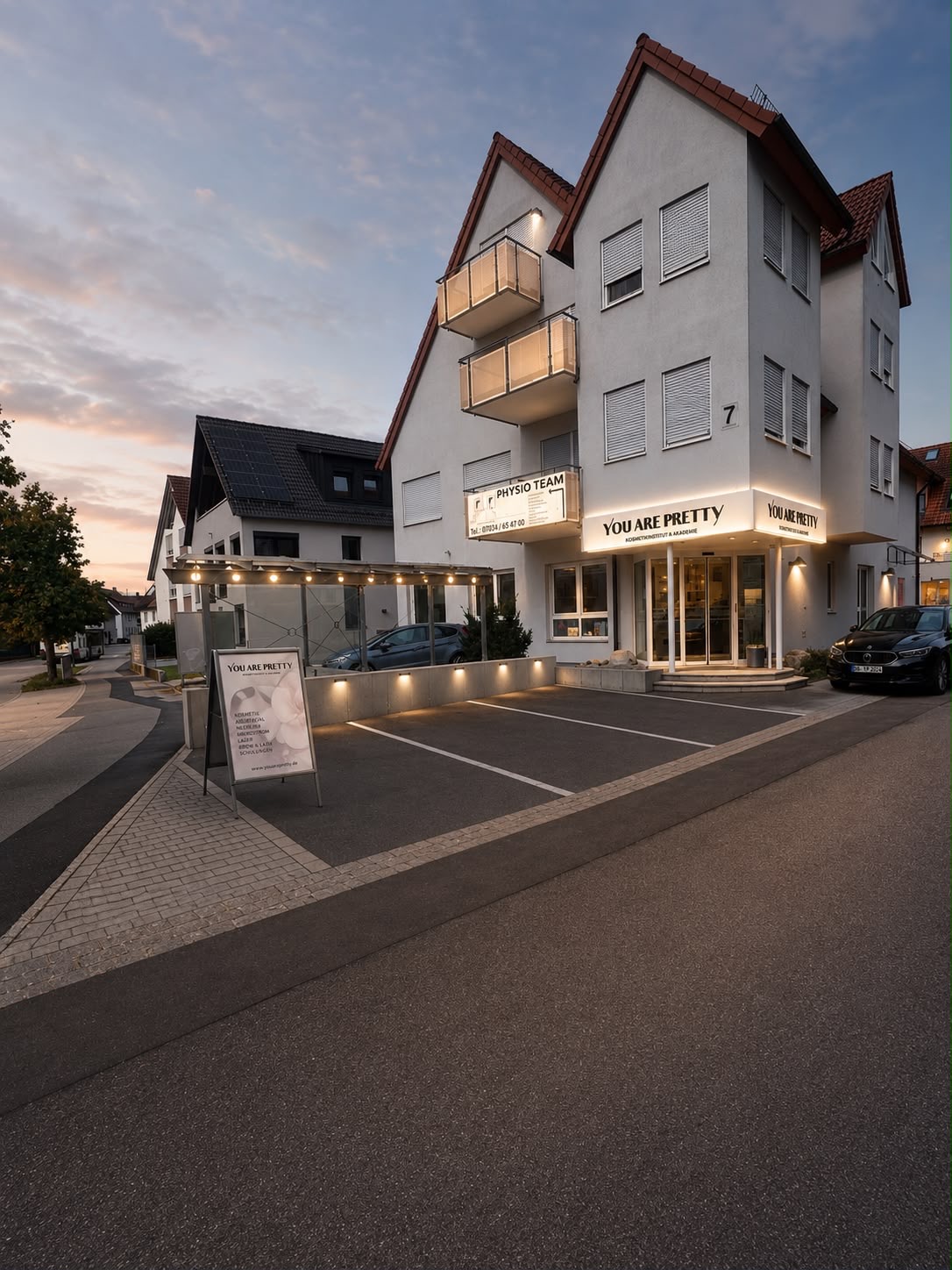 Außenansicht des YouArePretty Gebäudes am Abend
