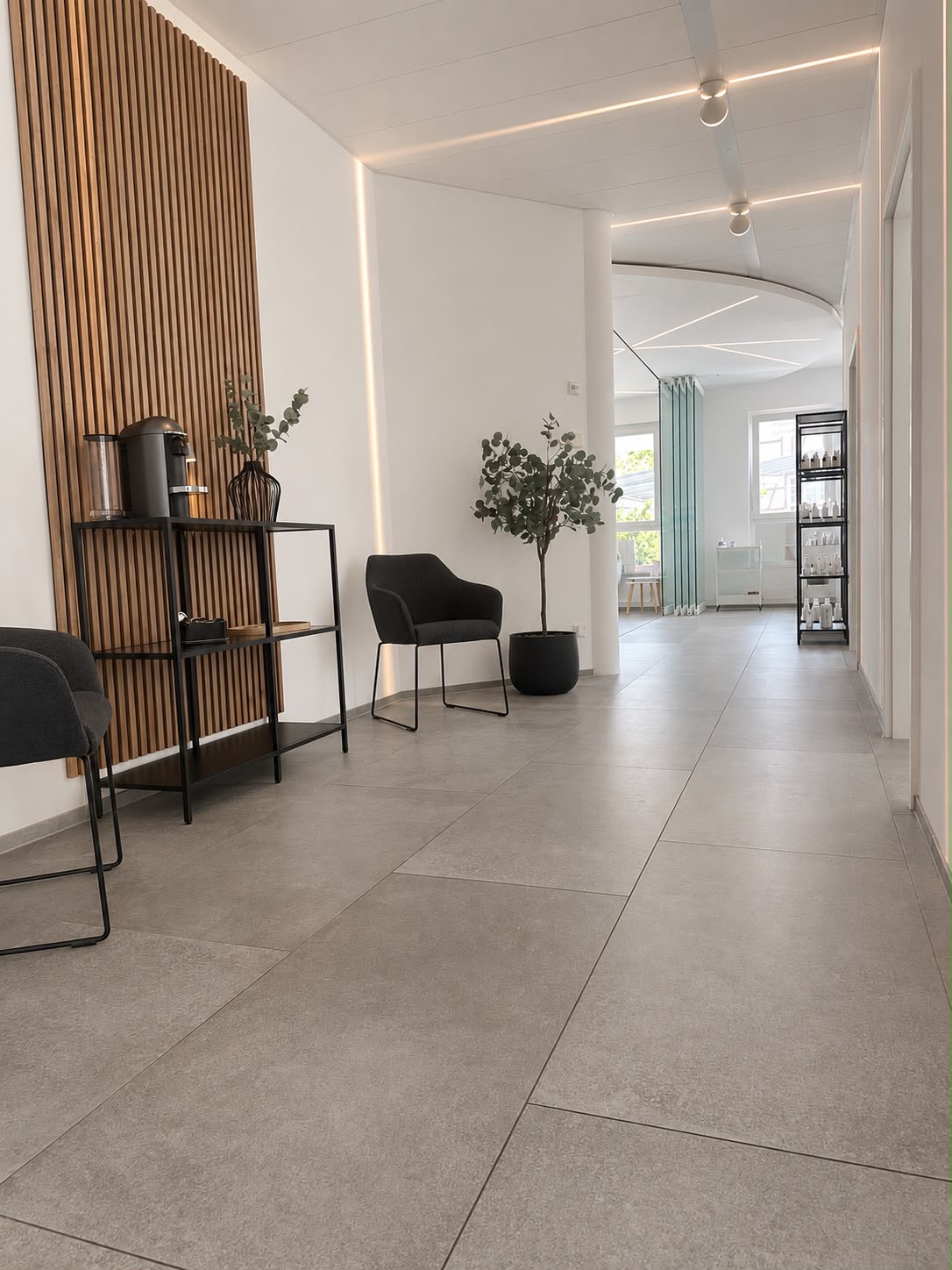 Flur des YouArePretty Instituts mit Holzlamellen und Sitzecke